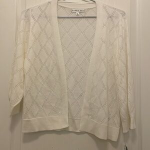 New white Size M three-quarter shrug, knit fabric,fitted sleeves,diamond pattern